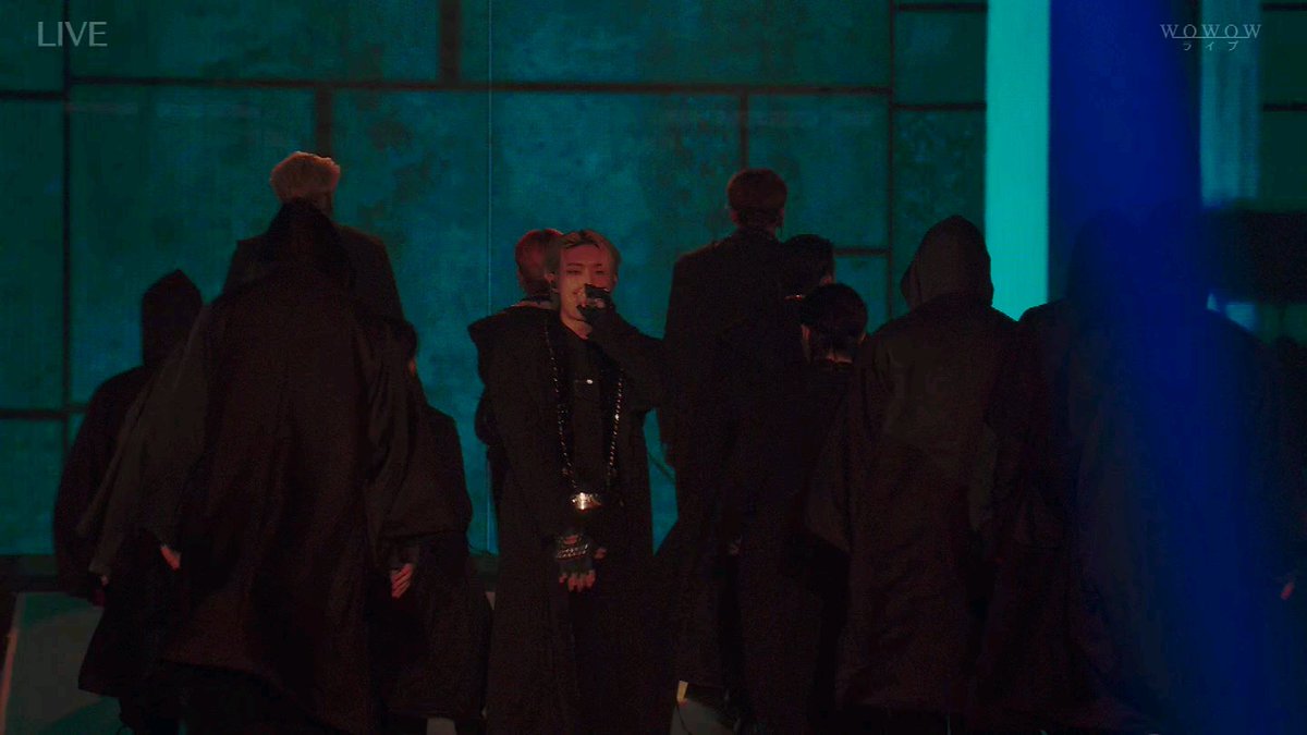 MINg_T_GI's tweet image. 뉴월드 
.콘서트 시작 전 스스로를 의심하지 말라 주입 
.배경 굳게 닫힌 제국의 성벽 
.검은 망토를 두른 사람들이 모여듦
.성벽 앞으로 진격