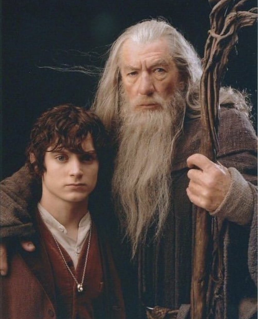 Gandalf y Frodo te desean unas felices fiestas pero si no interactúas con este tweet, tendrás el peor año de tu vida.