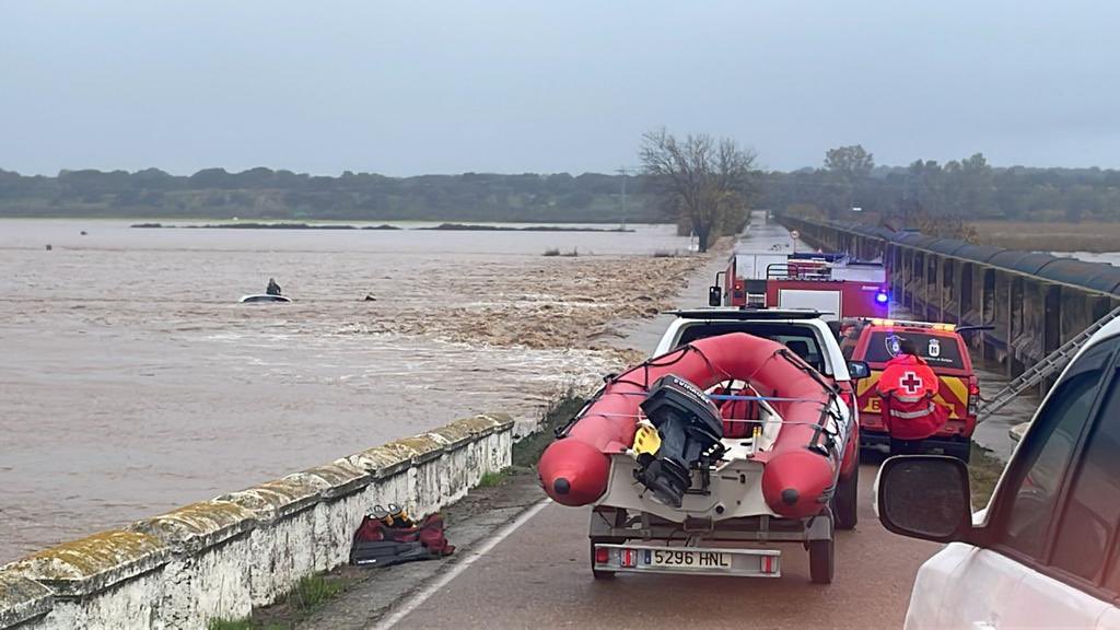 CruzRojaEX's tweet photo. Los equipos de @CRE_Emergencias se encuentran ya activos ante la 🌧#BorrascaEfraín:

📍 En #LaRocadelaSierra se encuentra un equipo acuático, dos ambulancias, dos terrenos y un jefe de operaciones en el Puesto de Mando de @JuntaEx112. https://t.co/RxnE1z3doW