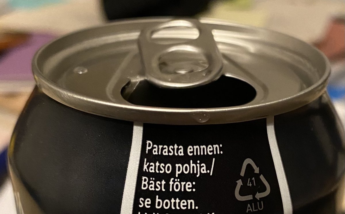 Mielestäni tarvitaan lisäohje: katso pohja joko ennen tölkin avaamista tai vasta sen tyhjennyttyä.