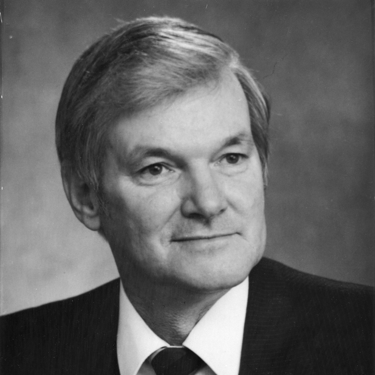 Flags at City of #medhat facilities are lowered to half-mast from sunrise to sunset until Saturday, December 17 (the day of the funeral service) in memory of former Mayor Ted Grimm who passed away on Saturday, December 10, 2022. (1/2)
📷:@MedHatArchives