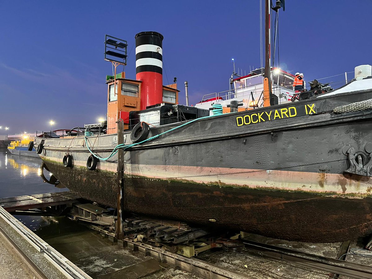 "Onze" stoomsleepboot de dockyard 9 ligt "op het droge"
Kunnen we het schip weer eens een goede onderhoudsbeurt geven.