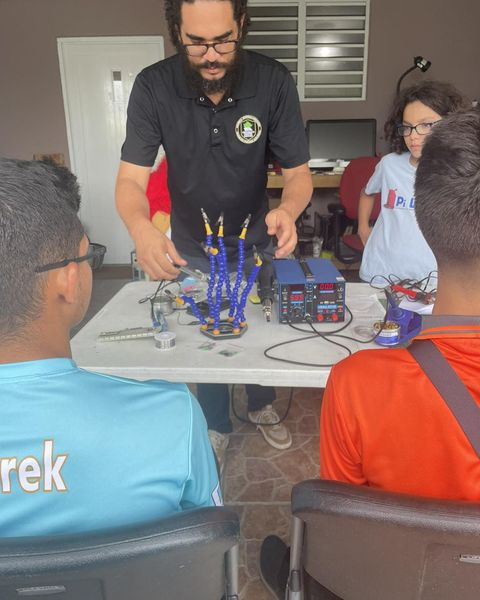 techclubdcg's tweet photo. Taller de Soldadura
Agradecemos infinitamente a Alex O. Martinez por el grandioso taller de soldadura brindado a nuestros chicos.  Los jóvenes pudieron aprender de manera práctica como soldar piezas pequeñas y las herramientas necesarias para hacerlo de una manera segura. https://t.co/5W6UNIDq4Z