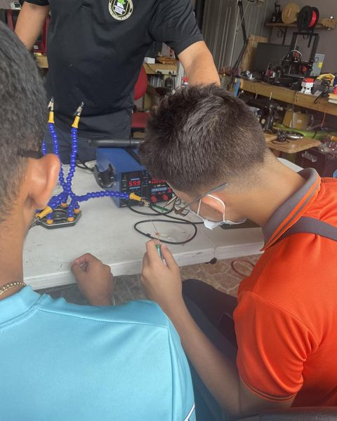 techclubdcg's tweet photo. Taller de Soldadura
Agradecemos infinitamente a Alex O. Martinez por el grandioso taller de soldadura brindado a nuestros chicos.  Los jóvenes pudieron aprender de manera práctica como soldar piezas pequeñas y las herramientas necesarias para hacerlo de una manera segura. https://t.co/5W6UNIDq4Z