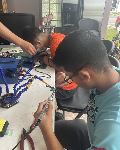 techclubdcg's tweet photo. Taller de Soldadura
Agradecemos infinitamente a Alex O. Martinez por el grandioso taller de soldadura brindado a nuestros chicos.  Los jóvenes pudieron aprender de manera práctica como soldar piezas pequeñas y las herramientas necesarias para hacerlo de una manera segura. https://t.co/5W6UNIDq4Z