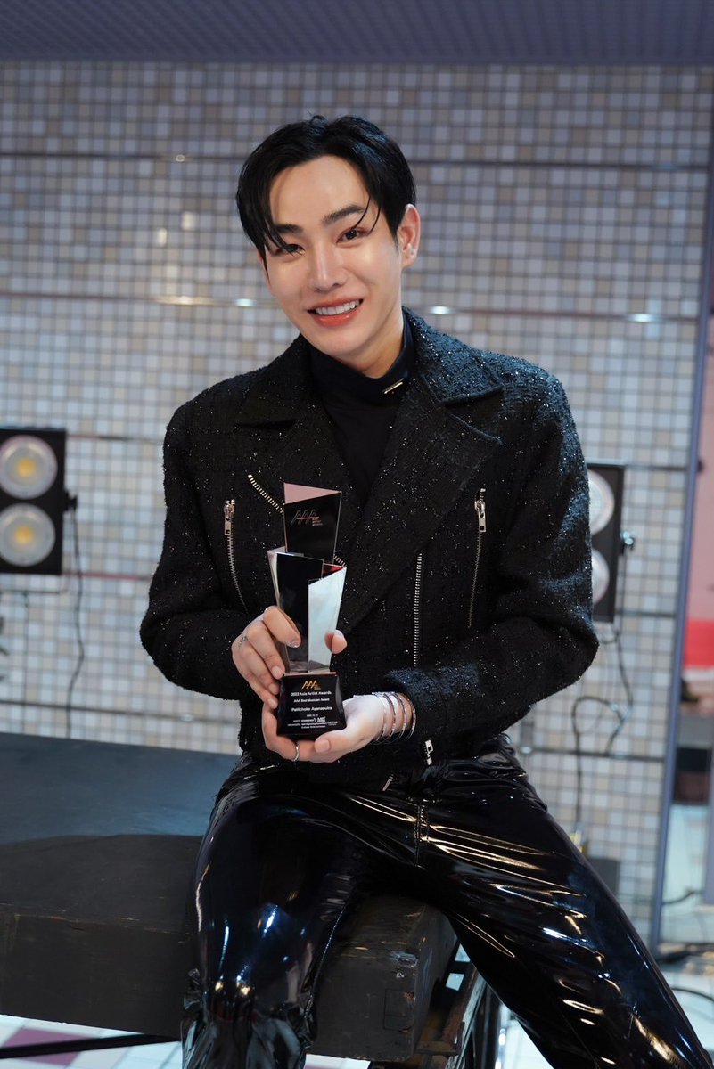 i_am_nong17's tweet photo. ในไทยไม่เคยได้รางวัล best artist
พ่อกุไปฟาด best musician asia มาเลยจ่ะ คนไทยไม่เห็นต่างชาติเค้าเห็นนะ เป็นงายยยยยยยยยยยย🔥🔥🔥

#2022AsiaArtistAwards #2022aaaxPeckPalitchoke
#2022AAA
#เป๊กผลิตโชค
#PeckPaLitChoke
#ペックパリット https://t.co/aiezyo9gA9