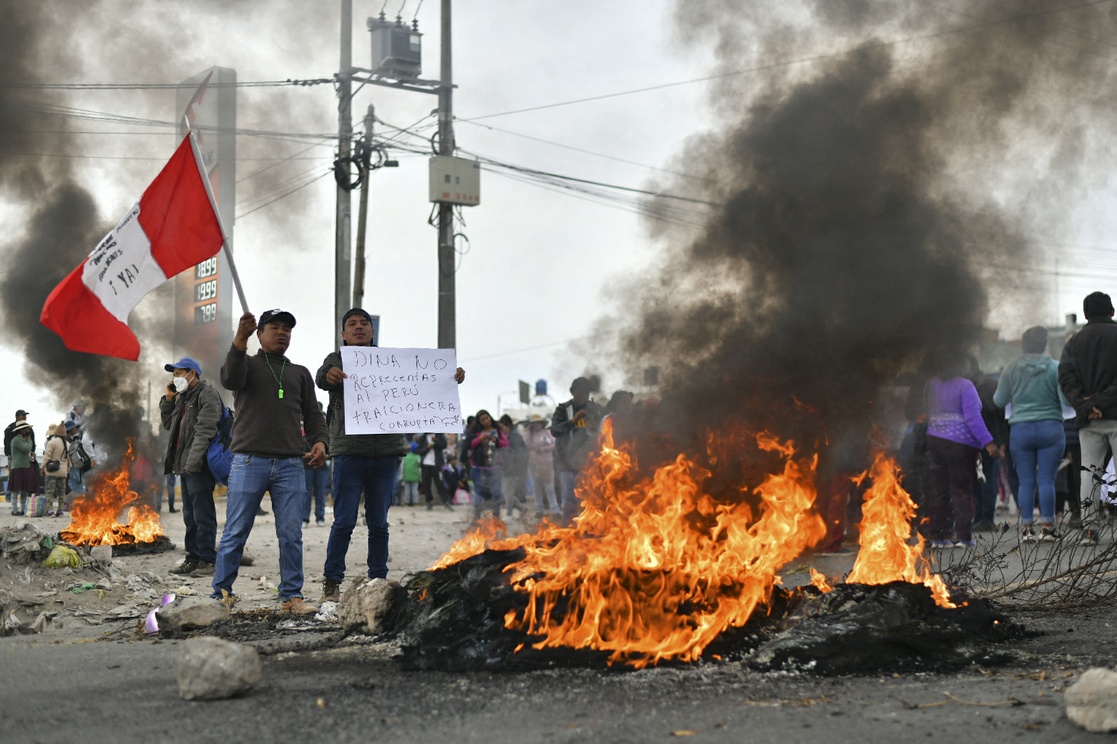 LaJornada's tweet photo. #Perú, el idioma de la calle.
#Opinión de @lhan55

Desde los rincones más lejanos y profundos clama por el cierre del Congreso, por nuevas elecciones generales, una asamblea constituyente y liberación de @PedroCastilloTe
Merece nuestra solidaridad y apoyo.
https://t.co/D1Nm915qbr https://t.co/6BgfDIO5N1