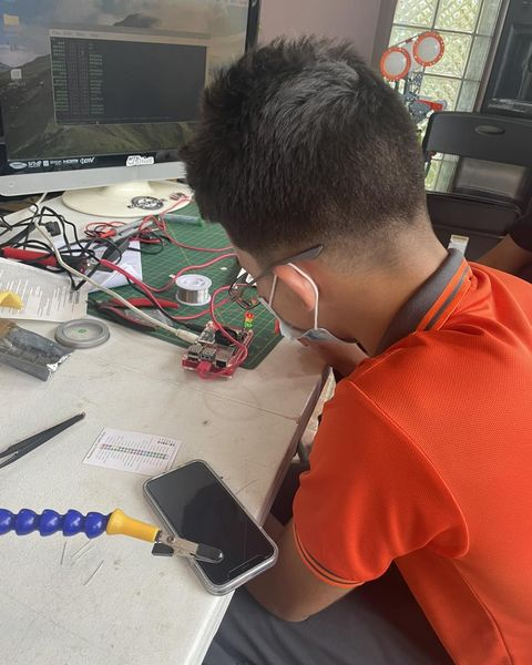 techclubdcg's tweet photo. Taller de Soldadura
Agradecemos infinitamente a Alex O. Martinez por el grandioso taller de soldadura brindado a nuestros chicos.  Los jóvenes pudieron aprender de manera práctica como soldar piezas pequeñas y las herramientas necesarias para hacerlo de una manera segura. https://t.co/5W6UNIDq4Z