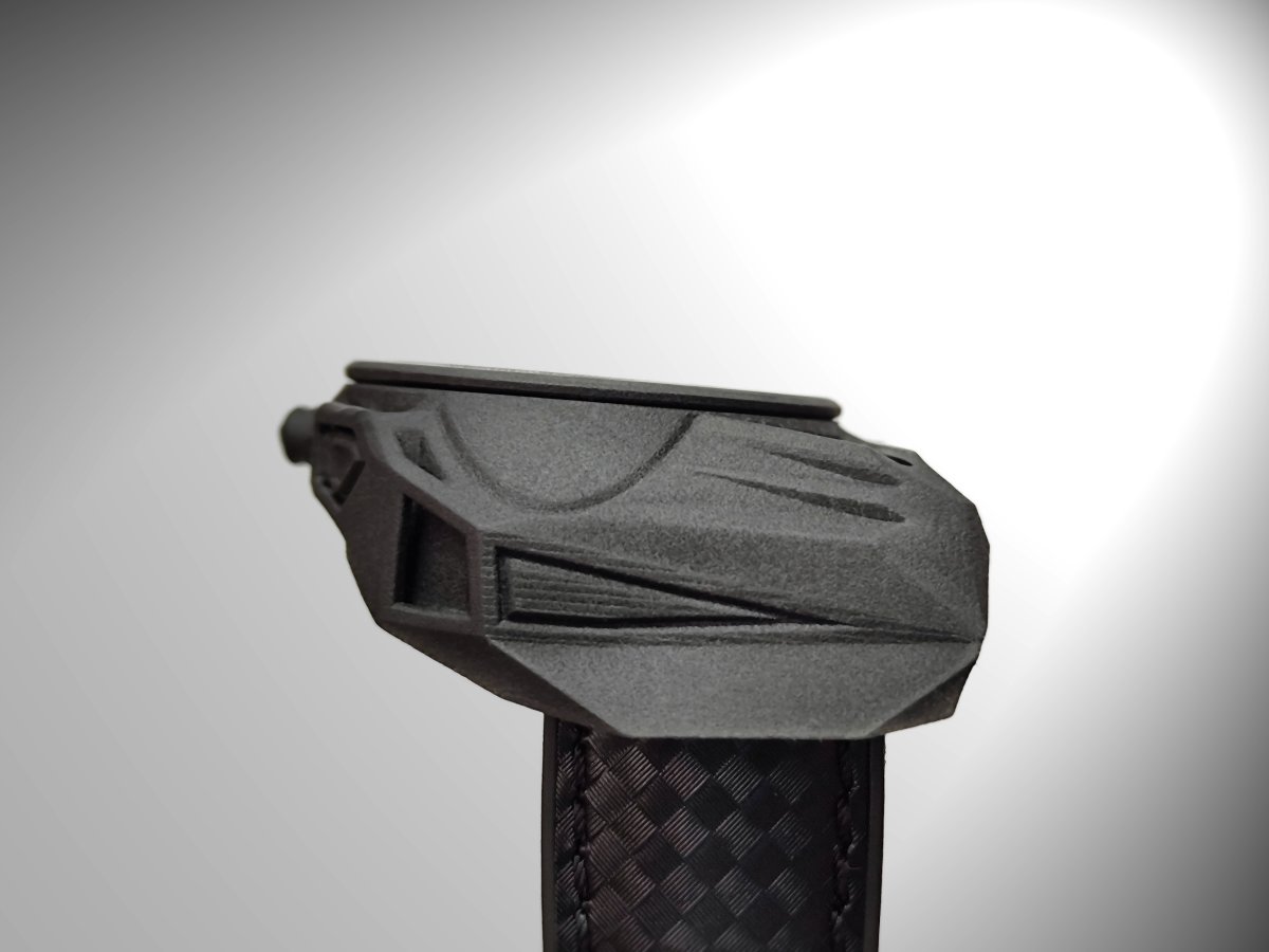 Project_O1's tweet image. Pilot 1 HMS, nickname "Blackbird", its unique design for pilots offers a direct viewing angle of the dial by shifting it’s position 90 ° on the wrist, skeleton mechanical self-winding movement, Carbon Fusion O case, skeleton dial... #watches  #design