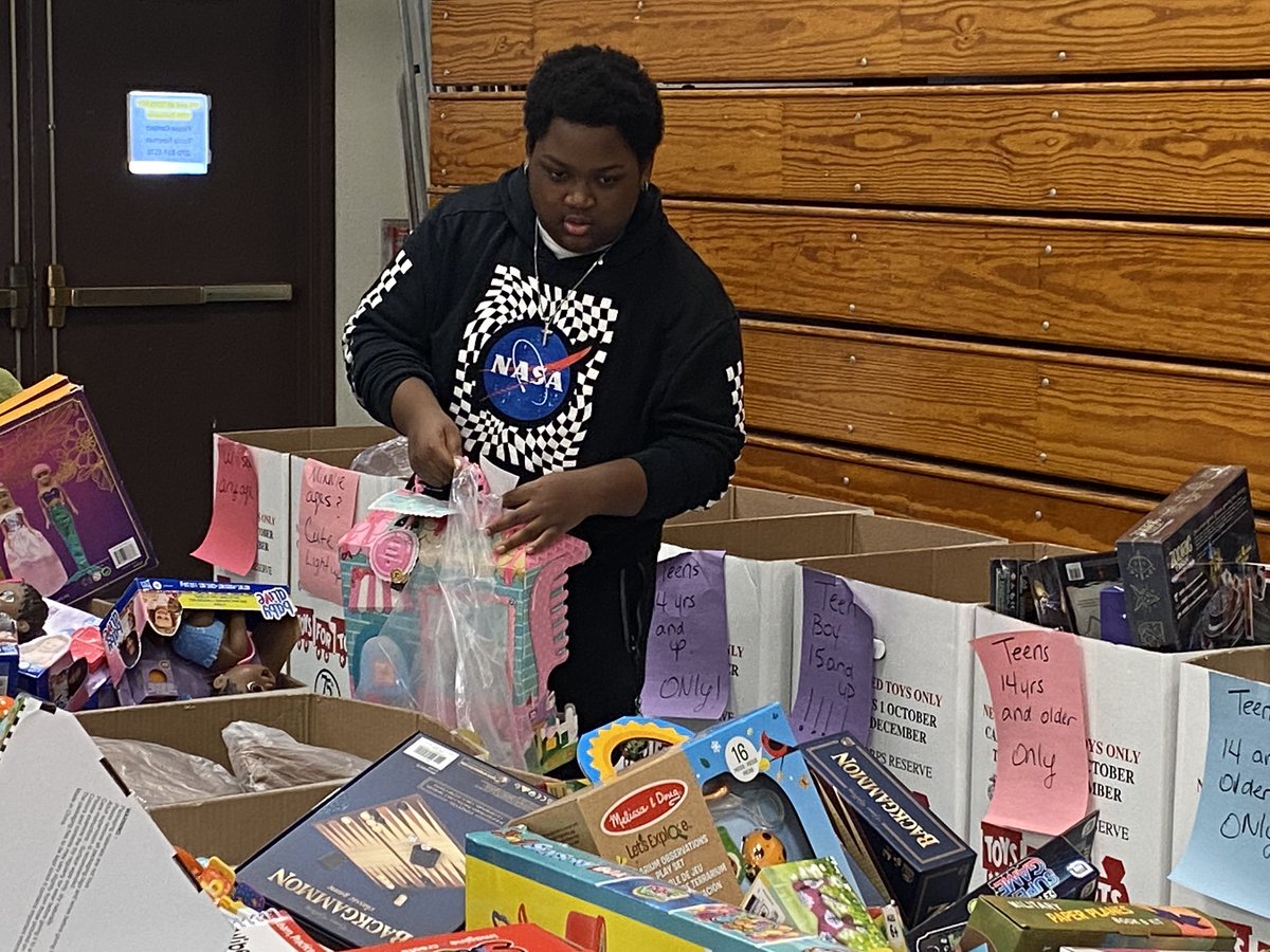 HardinCoSchools's tweet photo. .@HCSTMorgan meets with her Superintendent’s Student Advisory Council each month.  This month’s meeting included helping the The Salvation Army assemble gift bags for the Angel Tree program. 

We appreciate all of the help given by the Central KY Rods and Machines volunteers! https://t.co/g8knk09l0e