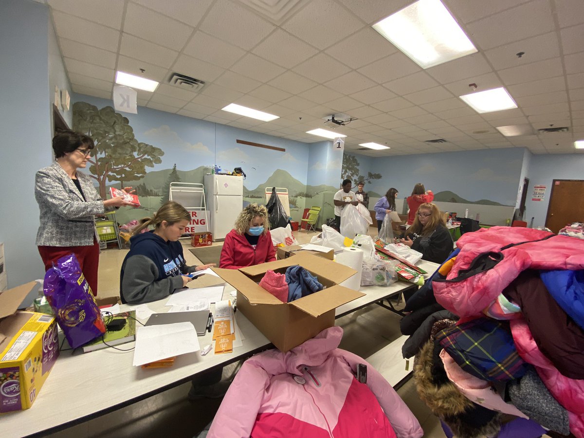 HardinCoSchools's tweet photo. .@HCSTMorgan meets with her Superintendent’s Student Advisory Council each month.  This month’s meeting included helping the The Salvation Army assemble gift bags for the Angel Tree program. 

We appreciate all of the help given by the Central KY Rods and Machines volunteers! https://t.co/g8knk09l0e