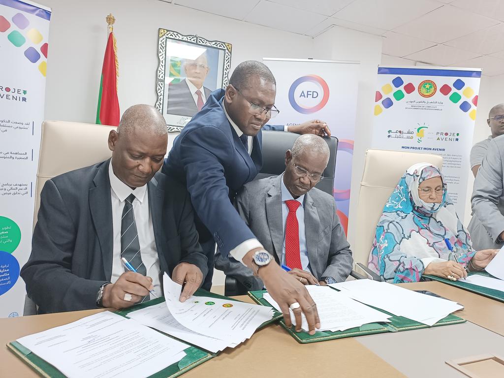 ClaireGalante's tweet photo. Signature et lancement du Fonds de prêts pour les PME en #Mauritanie abondé à près de 270 millions de MRU, dont 70 M MRU de l'@AFD_France, #MPMA. Ce Fonds permettra de soutenir 2.000 entrepreneurs et entrepreneuses et créer 6.000 emplois. @benbrusset @Virginie_Lucas1 https://t.co/1BpCGb50G6