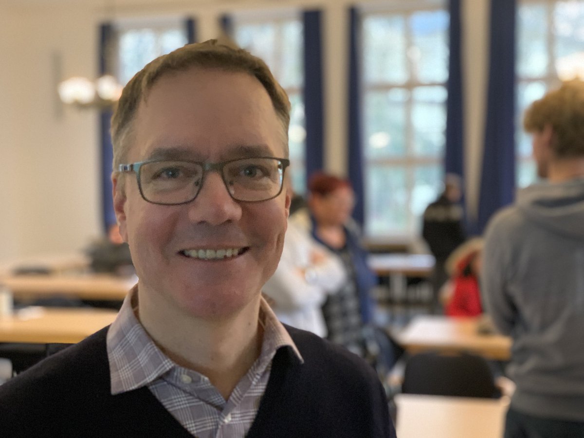 BAKS_Bund's tweet photo. Über Risiken und Chancen der Sozialen Medien informierte uns heute ⁦@JanSchmidt⁩ vom ⁦@BredowInstitut⁩. #Socialmedia https://t.co/sEBhOTfwFr