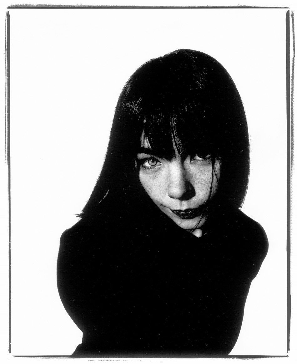 VisualNostalgia's tweet photo. Björk, 1995 | © Steve Gullick https://t.co/v23KskYCNT