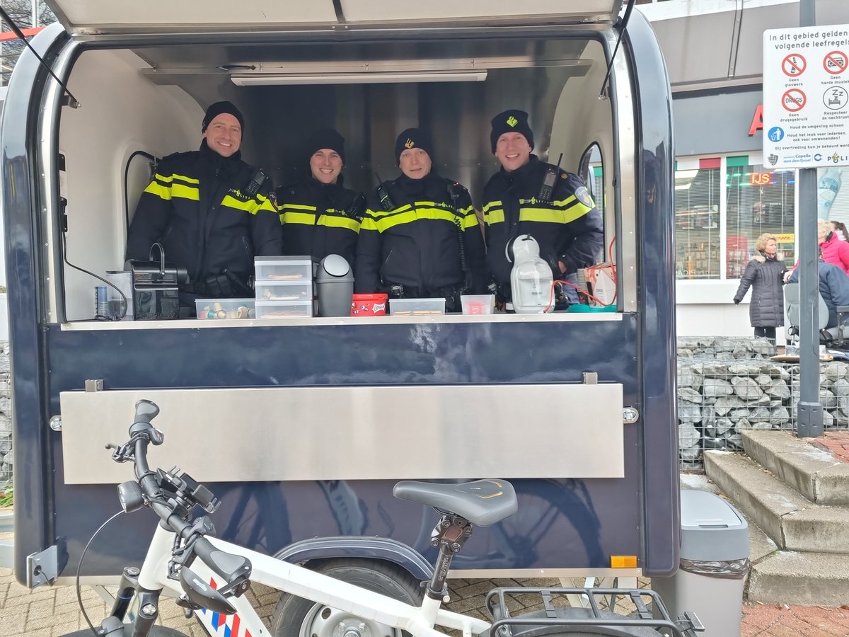 WA_Capelle_Zuid's tweet photo. Vandaag even in de koffiekar met de Schollevaartse wijkagenten op de wijkveiligheidsmarkt bij de #Scholver #Capelle #aanspreekbaar #enookeenbeetjekoud 🥶 https://t.co/0XKTNKS0sY