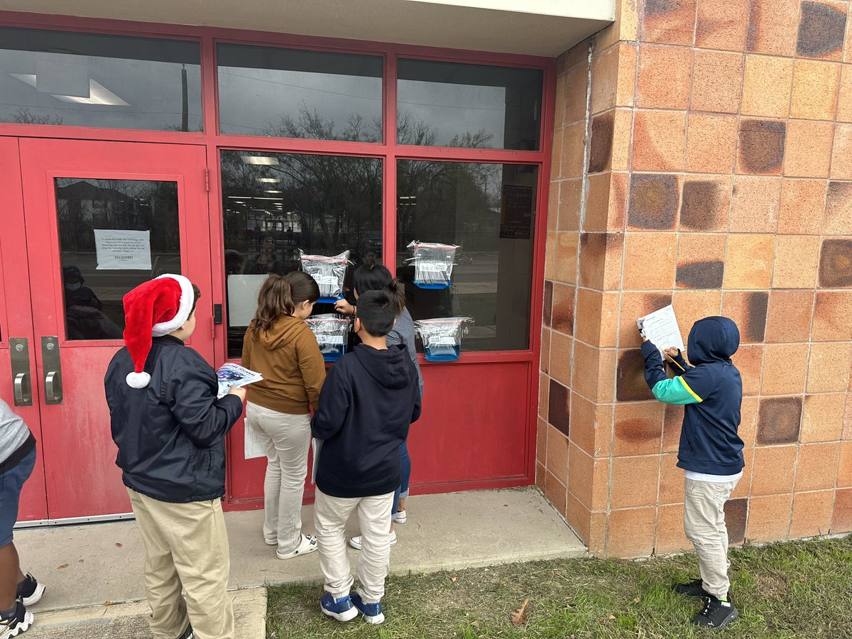 MonikaRobinson_'s tweet photo. We caught some outdoor learning in action today from Ms. Zamora’s 5th grade class! They are observing and recording their water cycle model throughout the week. Students engaged in discussion and recording their data! @LBJelem #EISDScience https://t.co/0UfrtaGLrb