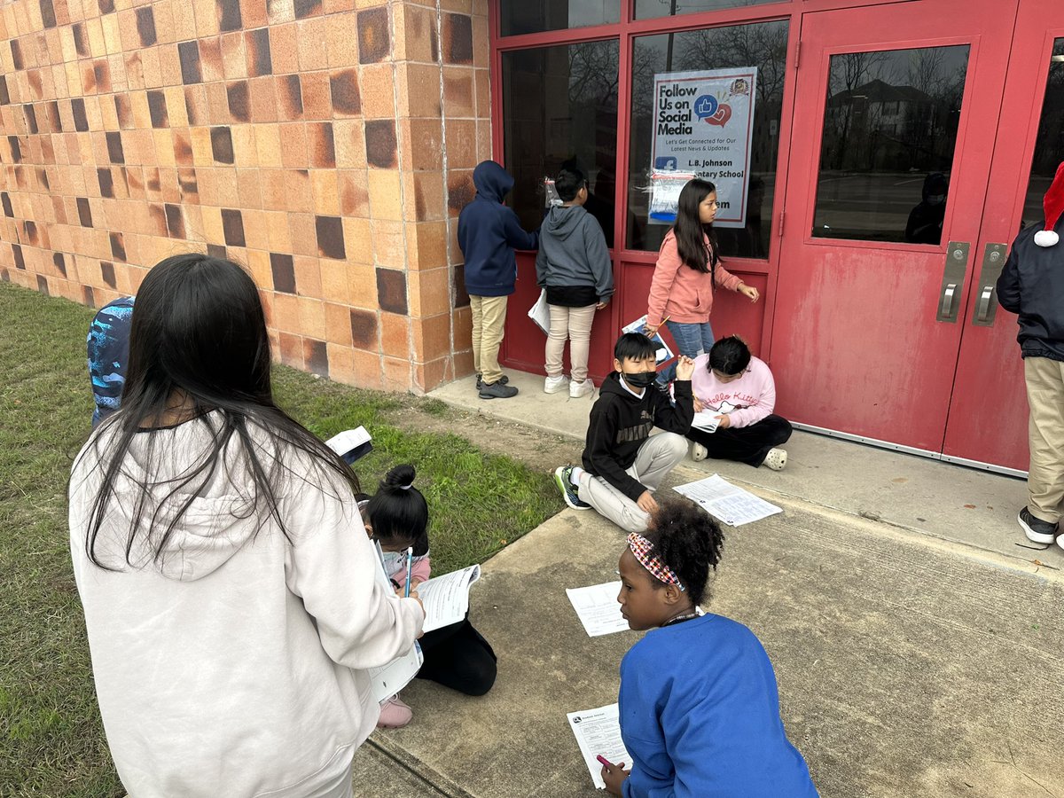 MonikaRobinson_'s tweet photo. We caught some outdoor learning in action today from Ms. Zamora’s 5th grade class! They are observing and recording their water cycle model throughout the week. Students engaged in discussion and recording their data! @LBJelem #EISDScience https://t.co/0UfrtaGLrb