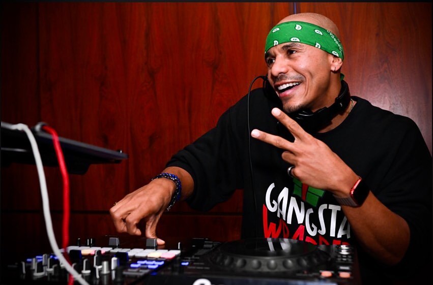 THEE @equinox HOLIDAY party is BACK and it felt So Good to be in the Mix w old + new colleagues. 

Holiday Party Szn is here and I’m Bringin that heat. Few parties locked in and I have a few OPEN SPOTS left, holla for availability 🎵 🗓️ 

#HolidayPart… instagr.am/p/CmHbO1uJTr8/