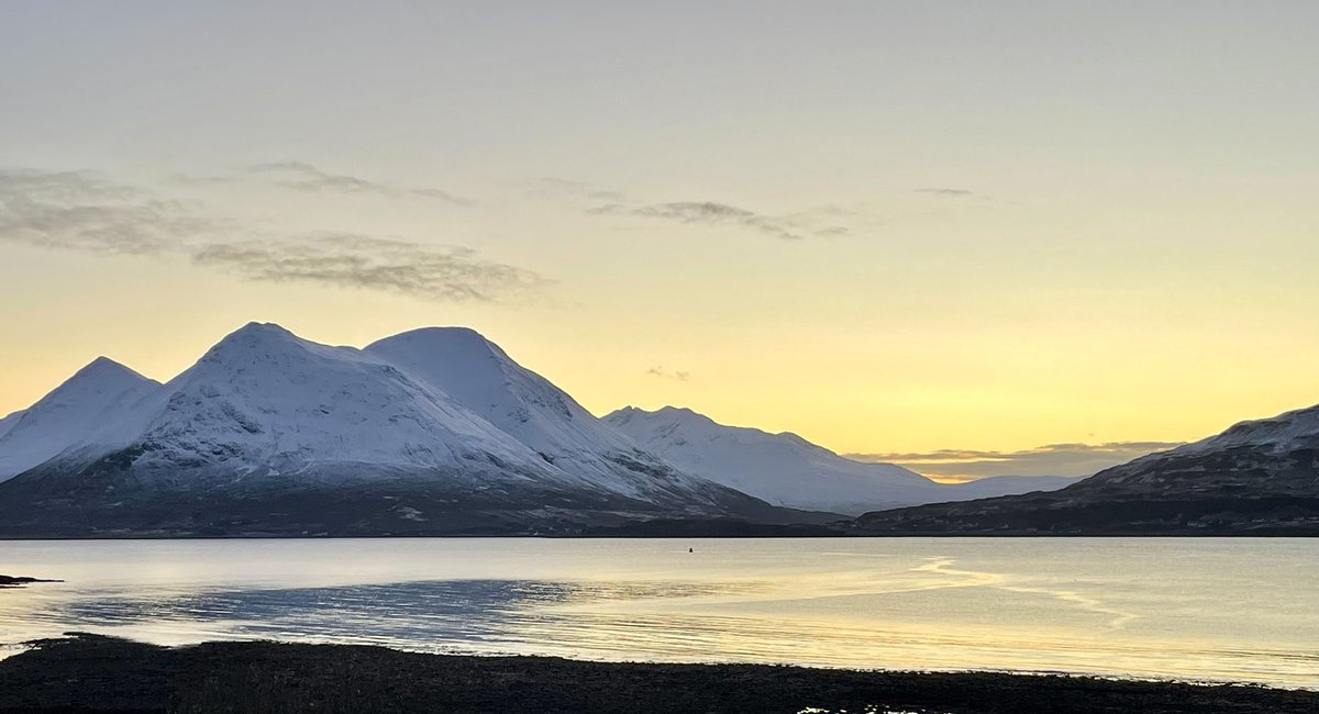 linsaymaclean's tweet photo. A beautiful day today, although not many hours of daylight at this time of year. Temp lucky to get above zero all day though. #raasay #winterinscotland #icy #snowforecast https://t.co/h3qJun4KIY