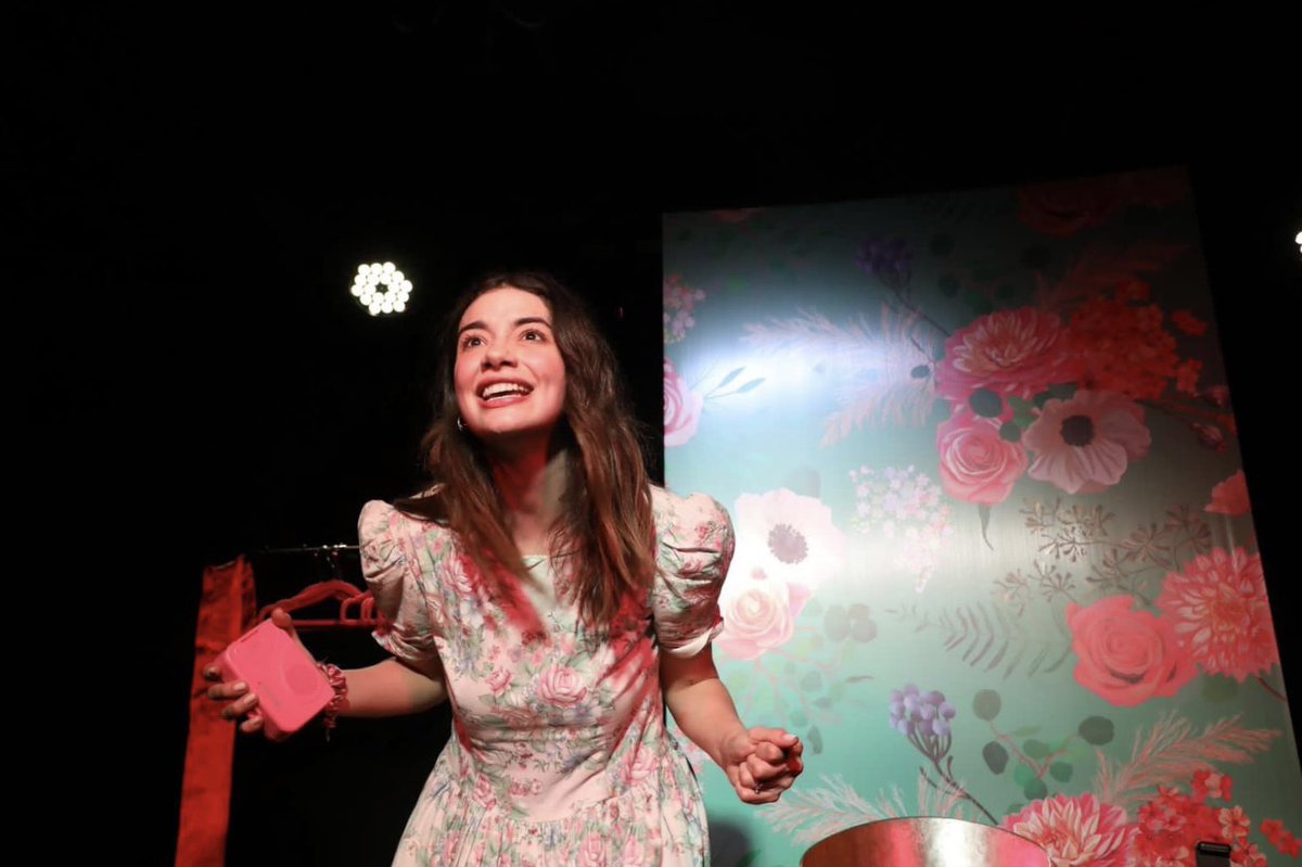 🎭 ¡NOS VAMOS! 2 #ÚltimasFunciones de #RobinFly con #AlexiaAlexander 

El unipersonal que te sube a una 🎢 de emociones, conectado con situaciones reales y un toque de ficción de la joven actriz.

Miércoles 21:00 h en <a href="/LaTeatreria/">La Teatrería</a>. Boletos en taquilla y bit.ly/3wVTe4R