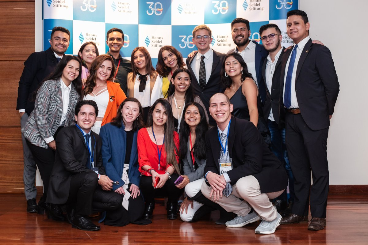 HannsSeidelCol's tweet photo. ¡Felicitaciones a los 36 graduados del Diplomado en Liderazgo para la transformación política y social! Ellos podrán ingresar a la @redkolumbien donde podrán encontrar un espacio para el ejercicio de sus liderazgos políticos y sociales.
@Juris_urosario @HannsSeidelCol  @domopaz https://t.co/dQcF75P48H