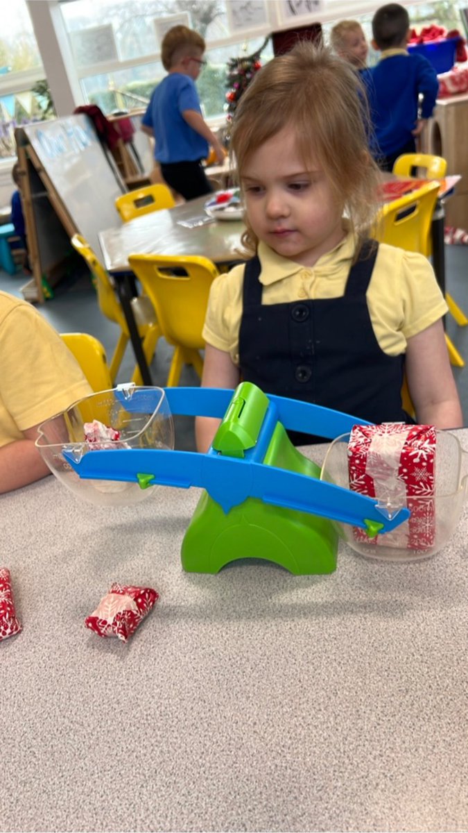 MissPhillipsMtn's tweet photo. We are busy today trying to find out whether the size of a parcel is related to its weight…
“Big things probably aren’t always heavier, a small rock might be heavier than a big bit of cardboard” #eyfsstem #eyfsmaths #eyfeasures #inquiry https://t.co/gtdvG8mmGY