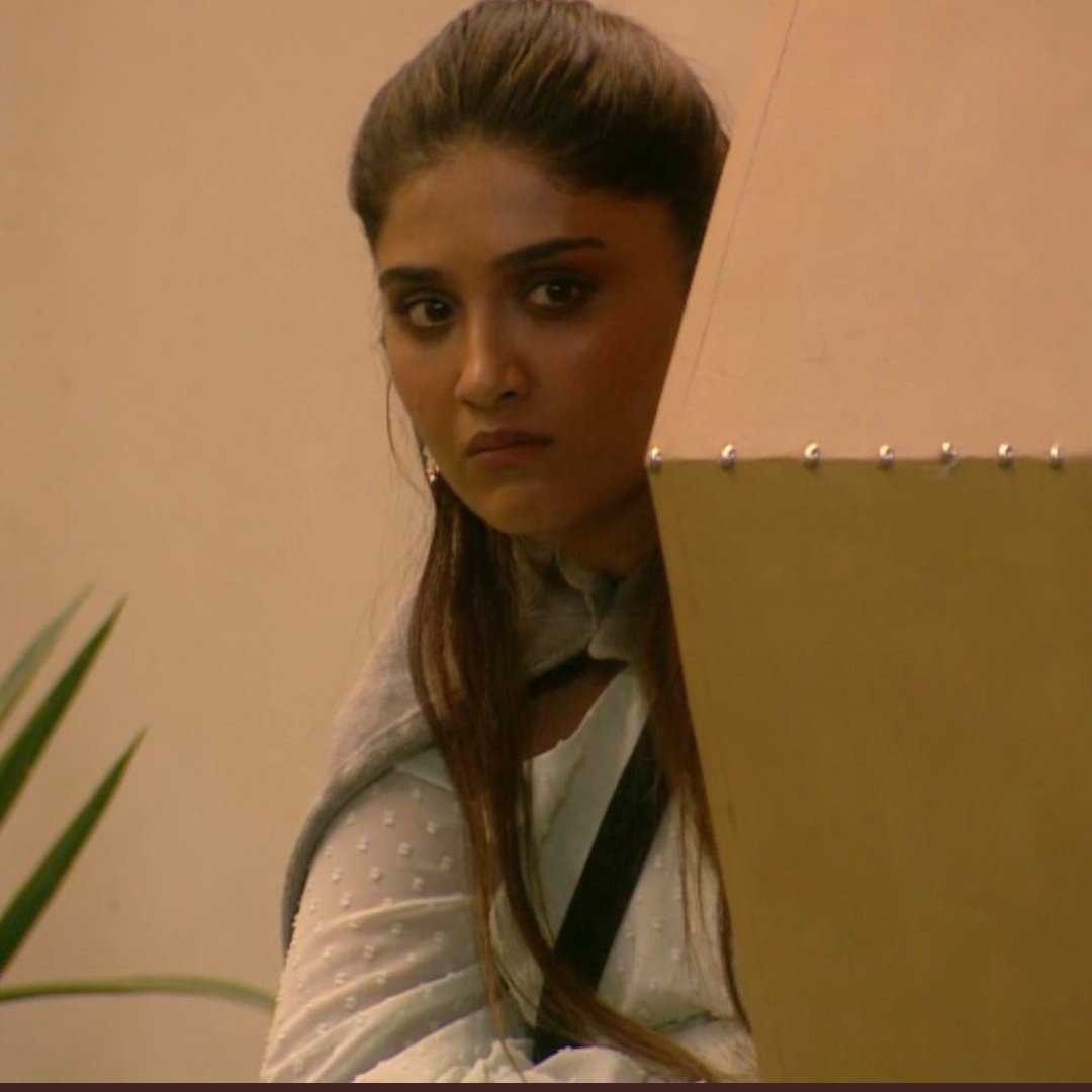 BiggbossKaTadka's tweet photo. Whom are you supporting between Priyanka and Nimrit?

Like for #PriyankaChaharChoudhary 
RT for #NimritKaurAhluwalia 

#Biggboss16 #BB16 

Like.                         RT. https://t.co/8lGb0V8uWy