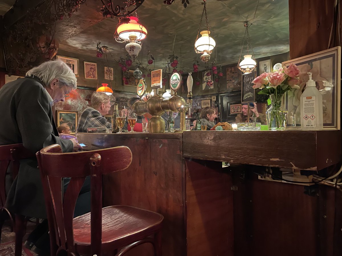 ChrisMShern's tweet image. Grabbing a beer on my way home. A Frederiksberg icon.
#MyCPHcommute #FrB #cafeintim