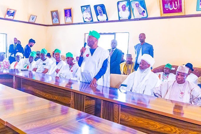 Elrufai_TI's tweet photo. Atiku Abubakar met separately with the Anglican Archbishop Benjamin Kwashi and Sheikh Yahaya Jingir, alongside the Council of Ulama at the Central Mosque Jos.

#RecoverPlateauWithAtiku 
#RecoverNigeria https://t.co/2zkZbrboV0