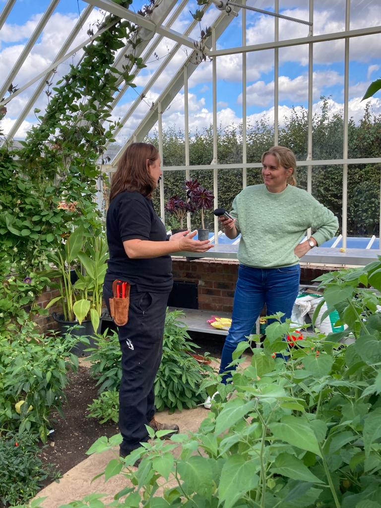 gardenorganicuk's tweet photo. Our head gardener Emma O'Neill showed writer and podcaster @janeperrone around our #greenhouse at #Ryton in September - and shared her tips on #greenhousegrowing for the #OntheLedge podcast. Listen to her interview 👉https://t.co/GV7gNmiapY https://t.co/yl1KfhTIR9