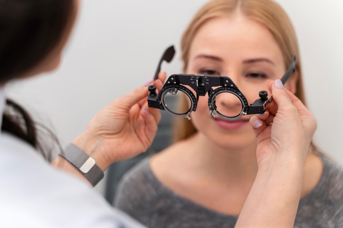 tuoptometrista's tweet photo. 👉😎 El #ópticooptometrista #educa a la población con el fin de preservar una adecuada #saludvisual en casos donde esta puede verse perjudicada, como la exposición directa a los #rayossolares, la #conducción o en lesiones en el #deporte o #trabajo.

ℹ👇 https://t.co/nVFWhPL1DO https://t.co/xeUPchhiwQ