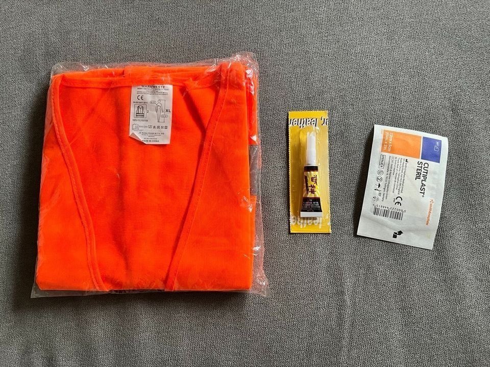 Was man bei        vs          Was man bei
Razzien bei                           Razzien bei
Reichsbürgern               Klimaaktivisten 
findet                                               findet