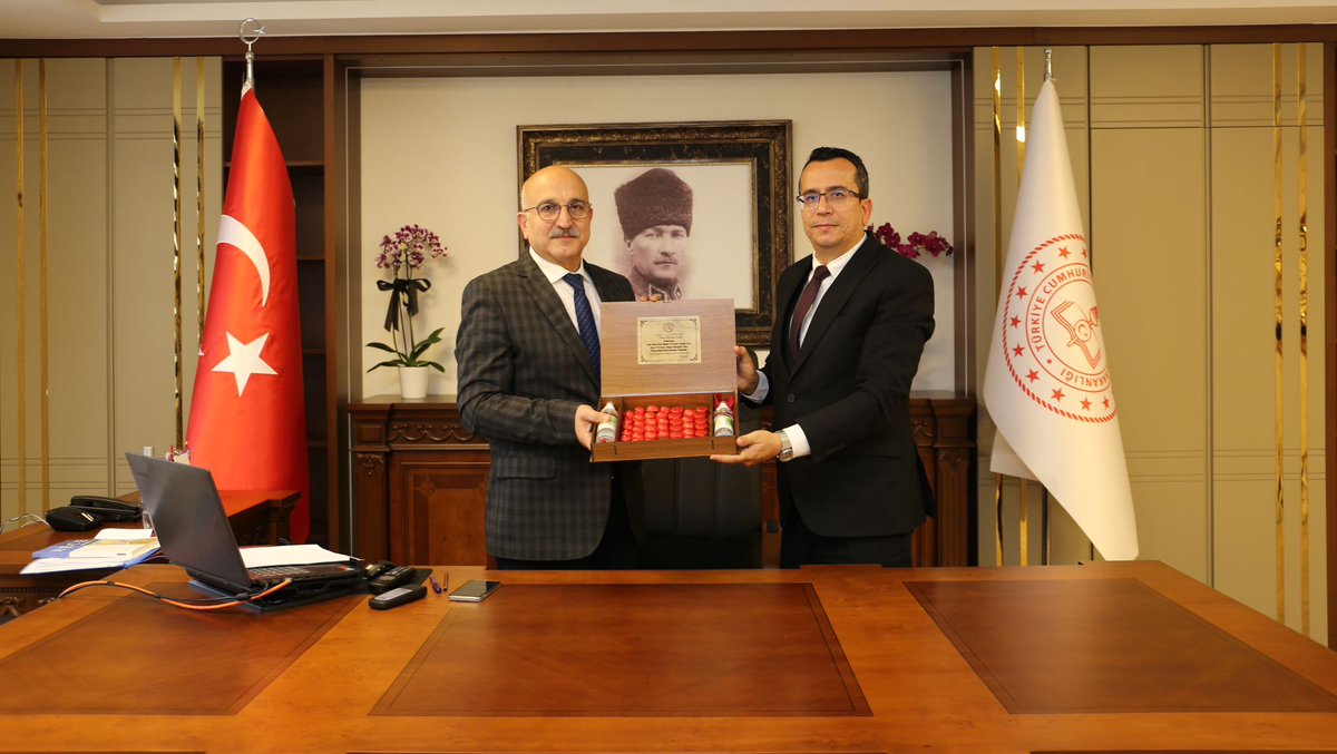 Şehit Ahmet Benli Mesleki ve Teknik Anadolu Lisesi Müdürü Yusuf Çalışkan, İl Milli Eğitim Müdürümüz Seyit Ali Büyük'ü makamında ziyaret ederek okulda seri üretimine başlanan "Benlim" markalı çikolatalardan ikram etti.
<a href="/tcmeb/">Millî Eğitim Bakanlığı</a> 
<a href="/HatayValiligi/">T.C. Hatay Valiliği</a> 
<a href="/SeyitAliBuyuk/">Seyit Ali Büyük</a> 
#hataymem