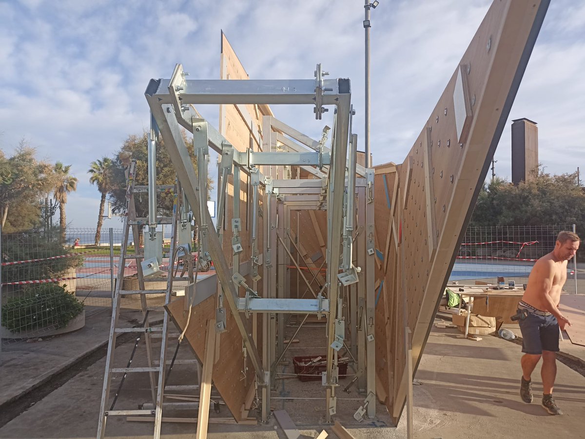 ParticipaLPGC's tweet photo. Avanzan las obras en el Parque Litoral El Rincón con la construcción del nuevo rocódromo para los apasionados de la escalada🔧. 

La instalación de la estructura fue una petición vecinal aprobada en los #PresupuestosParticipativos 2021 🗳️.

#ParticipaLPGC #participacionciudadana https://t.co/p8GNQzyr1A