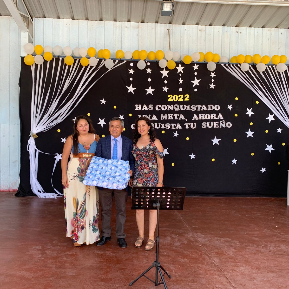 EducaViento's tweet photo. 🤩El día miércoles 07 de diciembre se realizó una Ceremonia de finalización de año y Kindergatura en la Escuela Básica Las Palmas. Momento en el que se presentó el nuevo himno y premiaron también los valores de los niños y niñas de la escuela.✨
#LlayLlay #infanciafeliz #Chile https://t.co/Mjiv8SiPun