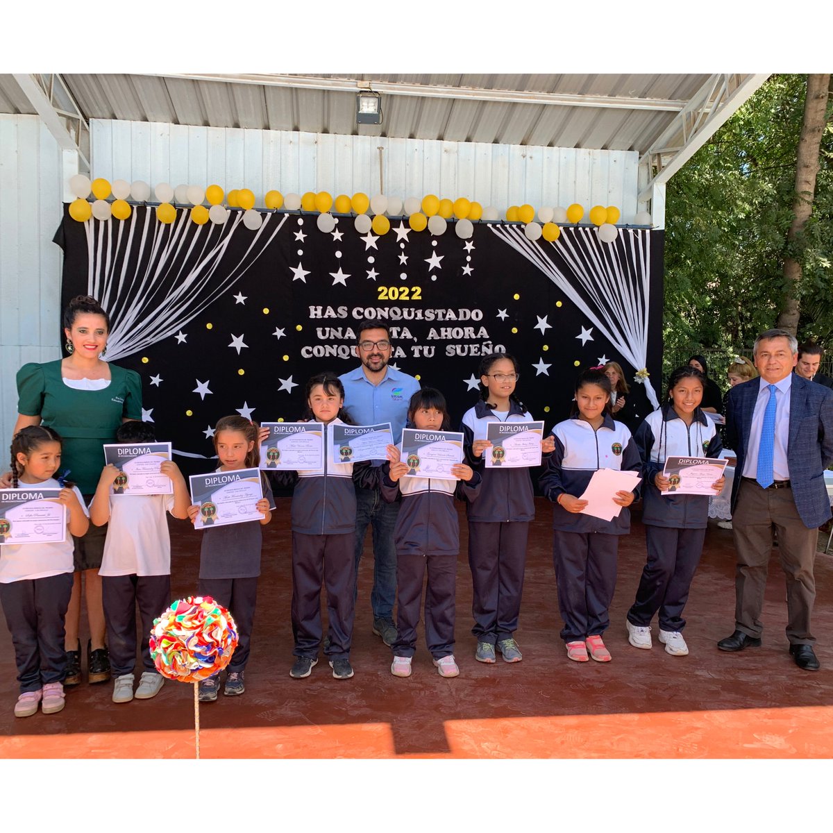 EducaViento's tweet photo. 🤩El día miércoles 07 de diciembre se realizó una Ceremonia de finalización de año y Kindergatura en la Escuela Básica Las Palmas. Momento en el que se presentó el nuevo himno y premiaron también los valores de los niños y niñas de la escuela.✨
#LlayLlay #infanciafeliz #Chile https://t.co/Mjiv8SiPun