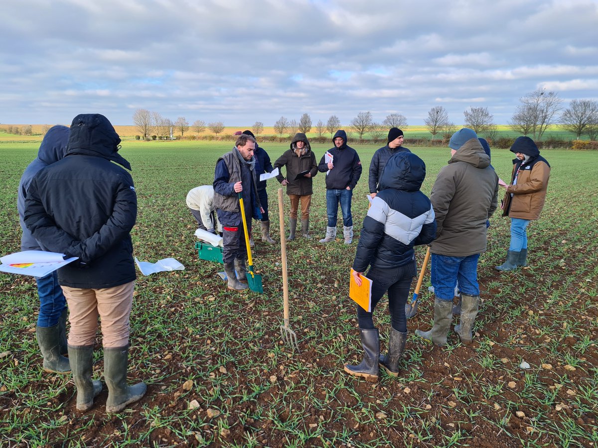 vert_lavenir's tweet image. La semaine dernière, des conseillers de @NegoceAgricole se sont formés sur la fertilité des #sols en #agroécologie à Niort. Merci à @Adour_Garonne pour son soutien dans cette action. bit.ly/3YhwBno