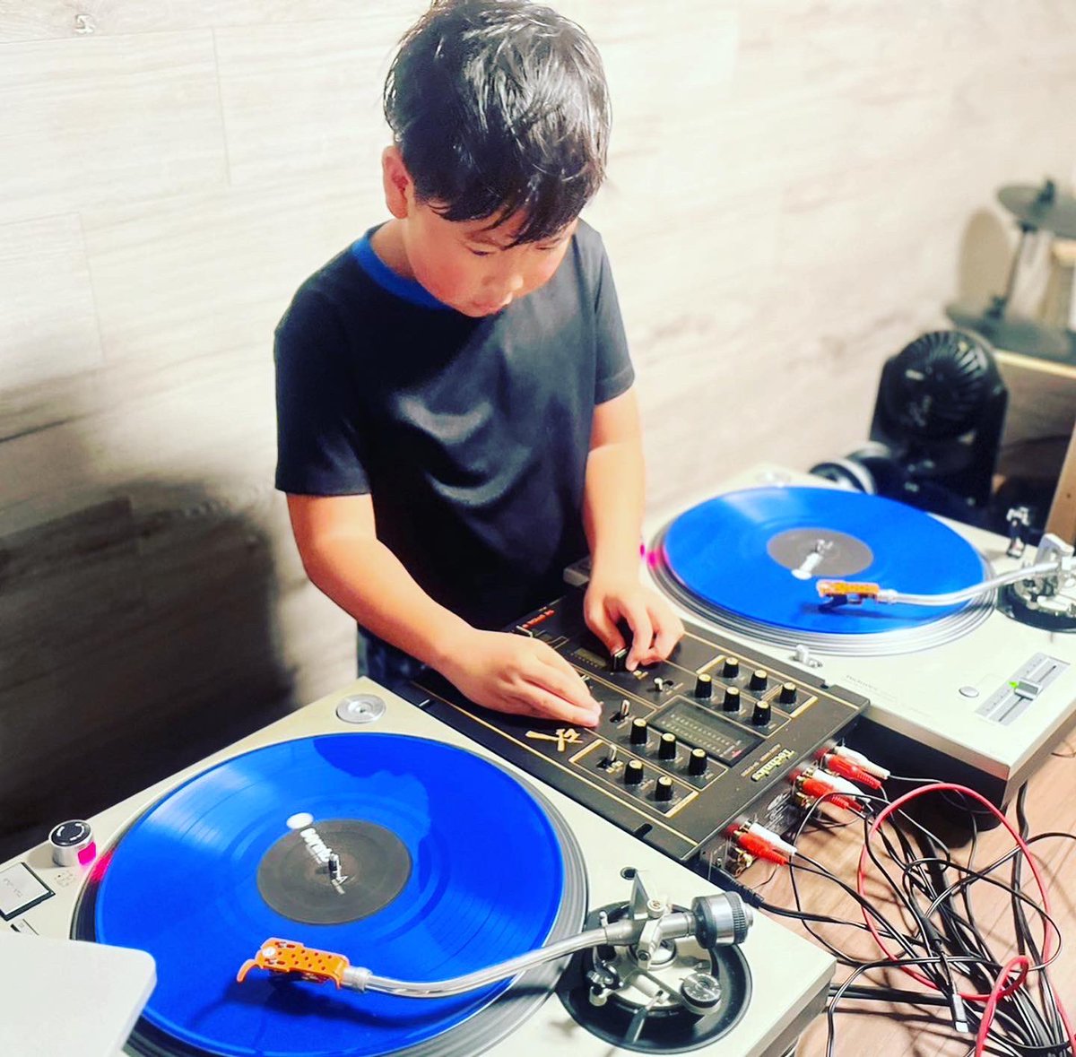 RYUSAY_official's tweet photo. 今日で10歳になりました☺️✨🎂
DJの練習も頑張ってます🎧🔥
#RYUSAY #dj
#小学生dj
#kidsartist
#お誕生日
#10歳
#10歳お誕生日 https://t.co/jbhPghKG2A