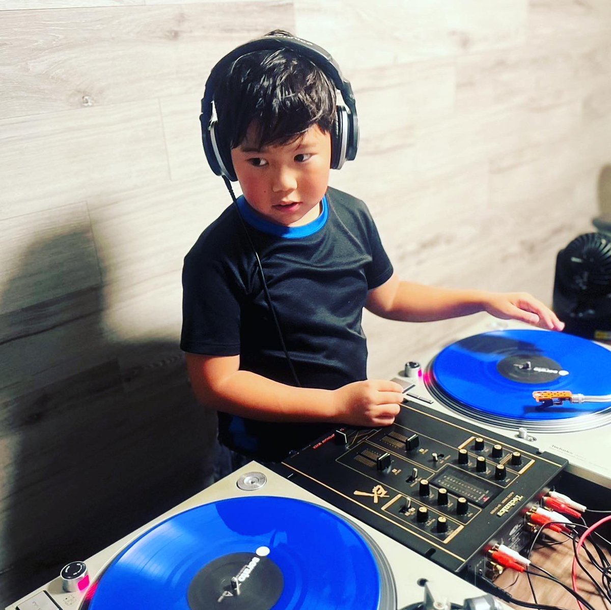 RYUSAY_official's tweet photo. 今日で10歳になりました☺️✨🎂
DJの練習も頑張ってます🎧🔥
#RYUSAY #dj
#小学生dj
#kidsartist
#お誕生日
#10歳
#10歳お誕生日 https://t.co/jbhPghKG2A