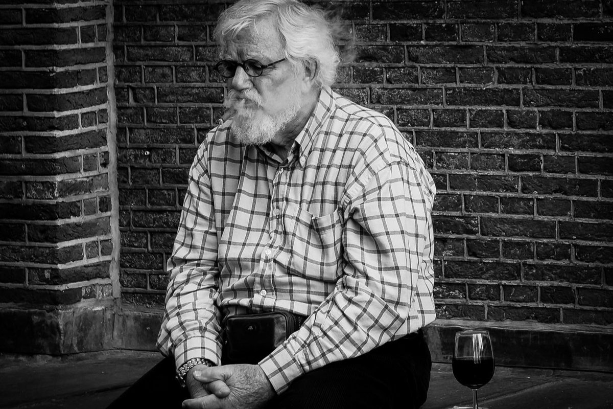 leerobertson64's tweet photo. I took these photos whilst out on a walk in Amsterdam a few years back when over doing a session at the NNEK conference along with @littlemisswoww and others. They always seem very apt during the run up to Christmas somehow. 🎅#beforetherush https://t.co/QawPzZK2jC