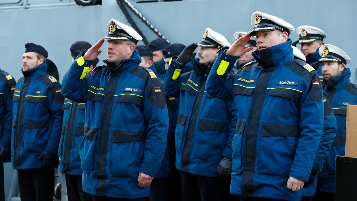 deutschemarine's tweet photo. Nach der Pflicht das Vergnügen! 

Die Besatzungen des #Tender​s #Mosel und des #Minenjagdboot​es Sulzbach-Rosenberg kehrten heute von den Einsatzverbänden der #NATO heim. 

Die Vorfreude auf Weihnachten mit ihren Angehörigen ist groß!
🎄 💙 ⚓

Mehr: ▶️
https://t.co/QIjJiVGW78 https://t.co/9tA7cp8Rw8