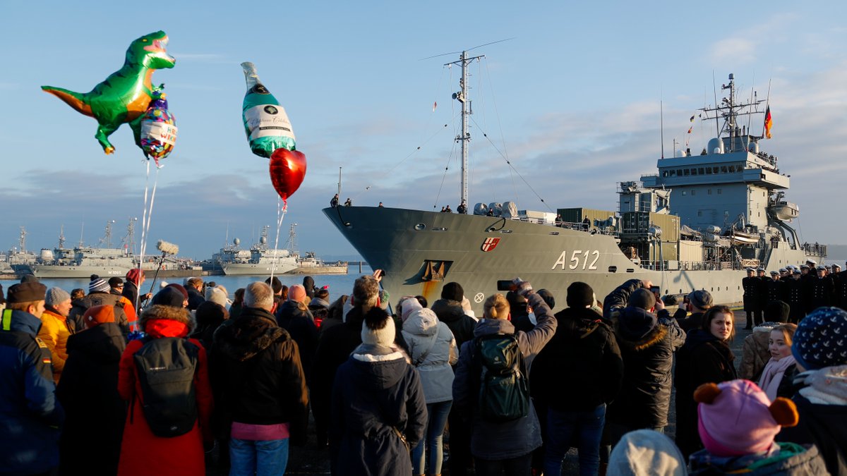 deutschemarine's tweet photo. Nach der Pflicht das Vergnügen! 

Die Besatzungen des #Tender​s #Mosel und des #Minenjagdboot​es Sulzbach-Rosenberg kehrten heute von den Einsatzverbänden der #NATO heim. 

Die Vorfreude auf Weihnachten mit ihren Angehörigen ist groß!
🎄 💙 ⚓

Mehr: ▶️
https://t.co/QIjJiVGW78 https://t.co/9tA7cp8Rw8