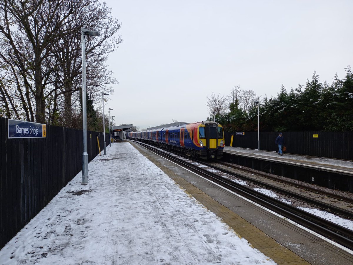callumLtfc's tweet image. Snowy &amp;amp; Icy Conditions At Barnes Bridge Today With @SW_Help #Class458 (458527) On it's Way Back To Waterloo From Windsor @swtrains_watch