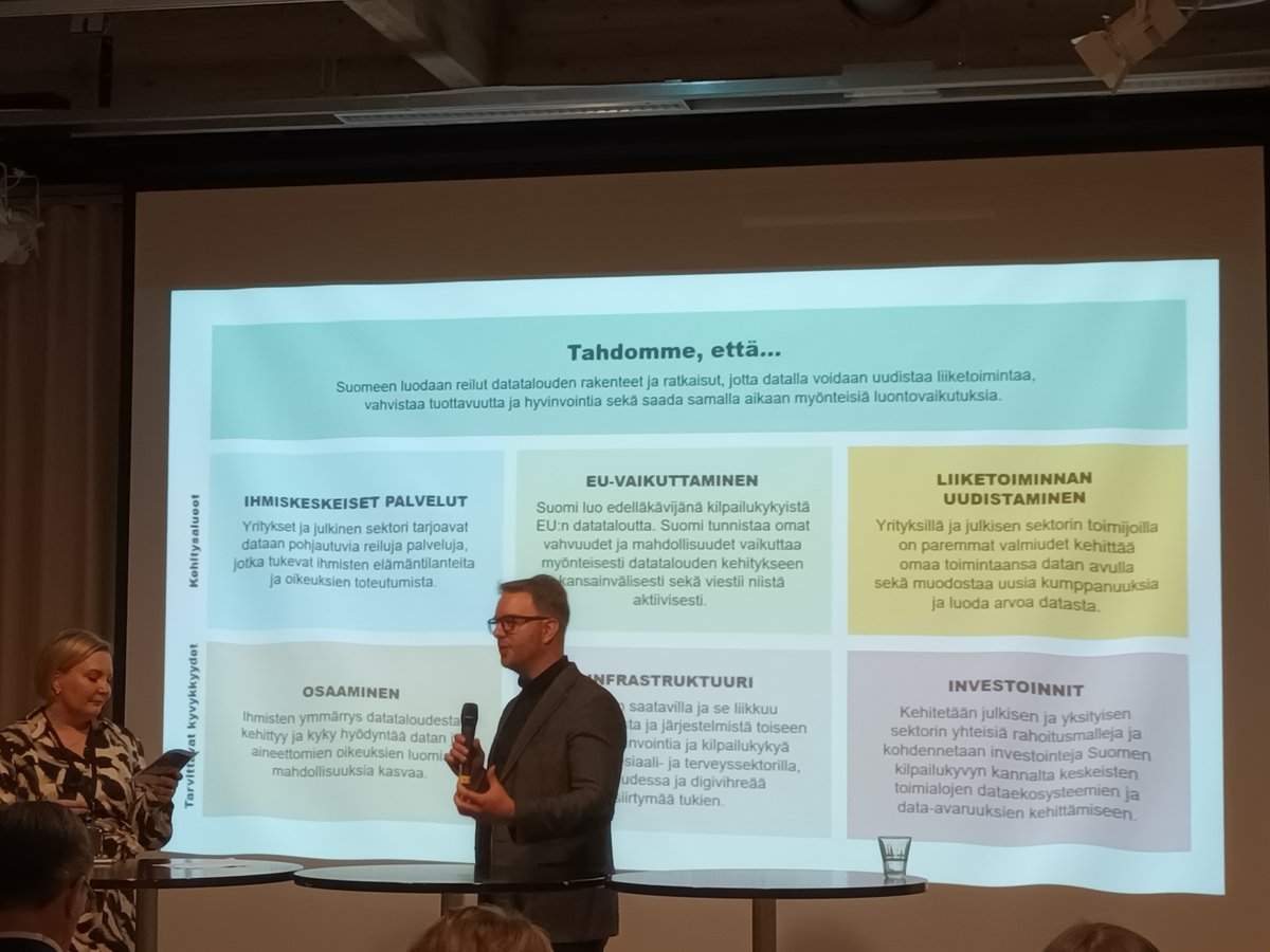 #datatalous tiekartta julkistettu tänään <a href="/SitraFund/">Sitra</a> johdolla. 'Näin kyvykkään maan on pidettävä kunnianhimo korkealla tasolla. Tahtotila nyt määritelty, toteutus vaatii laajaa yhteistä ponnistusta.' <a href="/kristolehtonen/">Kristo Lehtonen</a> avaa