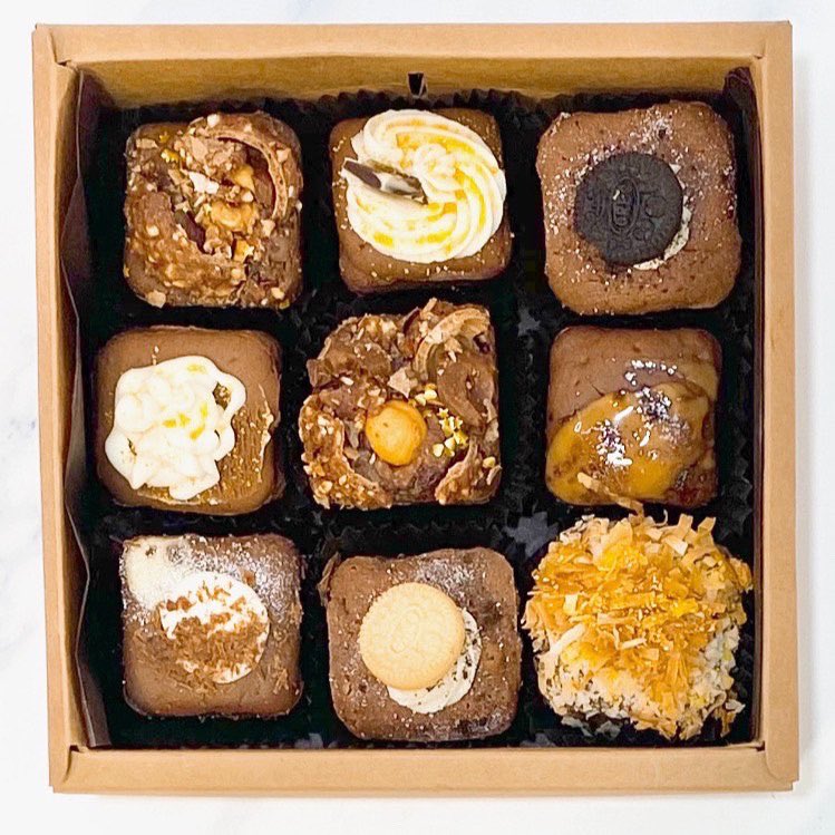 Allow me to introduce myself
I hold nine Delicious Decadent Brownies that are a treat for your eyes and hits all the right notes✨
Customize your own box today 
Plus it makes for a great gift to impress that special someone —>> mumskitchensnyc.com/products/the-b…