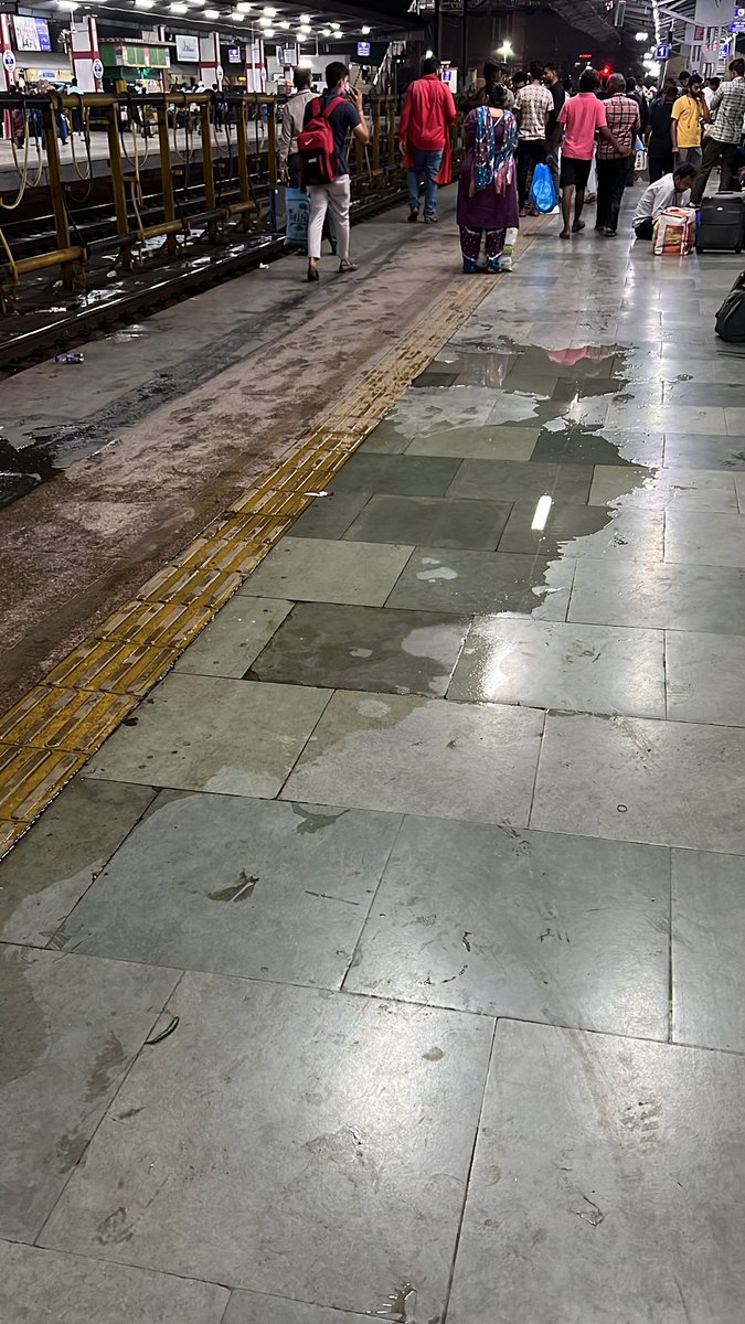 jsdv_3's tweet photo. @RailwaySeva @RailMinIndia , train filling and unloading water and rest stays on platform. This is Surat railway station and thousands of people are here . What if any injury occurs ? . Every railway station has the same problem.Please fix this problem everywhere 🙏🏻 https://t.co/7HaaBHvZlY