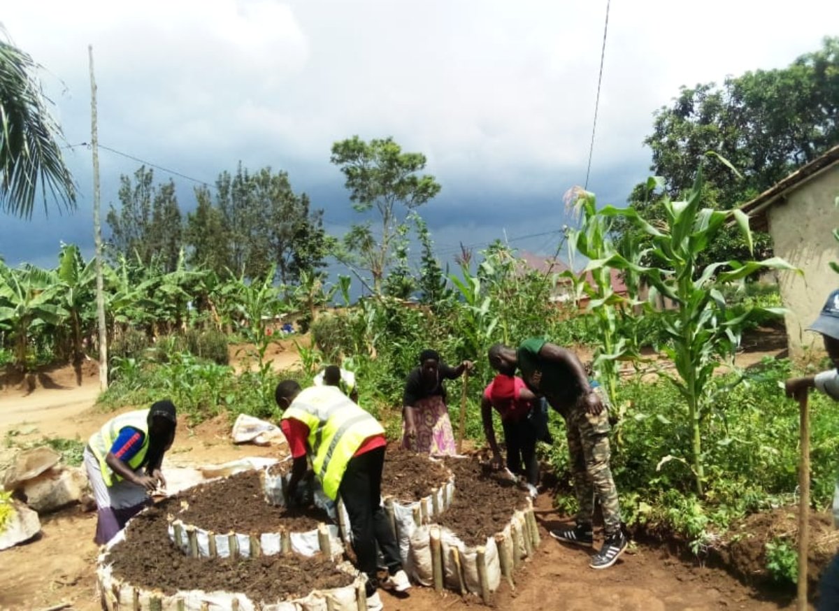 munyanezatheo1's tweet photo. Uhereye ku #Isibo, #Umudugudu n'#Akagari, Umurenge wa #Runda muri @Kamonyi, gahunda ni" Uguca burundu #Umwanda bakimakaza #Isuku. Guca burundu #Imirire mibi n'#Igwingira mu bana no kwirinda #indwara. Wowe uhagaze he? @RwandaLocalGov @Rwandapolice @RwandaSouth @oswaki @Annemwiza https://t.co/8m9bZ78fgu