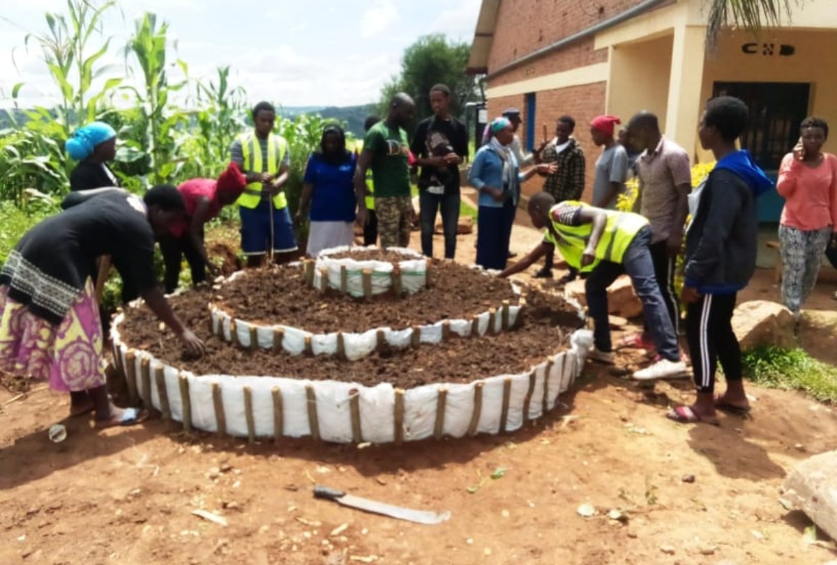 munyanezatheo1's tweet photo. Uhereye ku #Isibo, #Umudugudu n'#Akagari, Umurenge wa #Runda muri @Kamonyi, gahunda ni" Uguca burundu #Umwanda bakimakaza #Isuku. Guca burundu #Imirire mibi n'#Igwingira mu bana no kwirinda #indwara. Wowe uhagaze he? @RwandaLocalGov @Rwandapolice @RwandaSouth @oswaki @Annemwiza https://t.co/8m9bZ78fgu