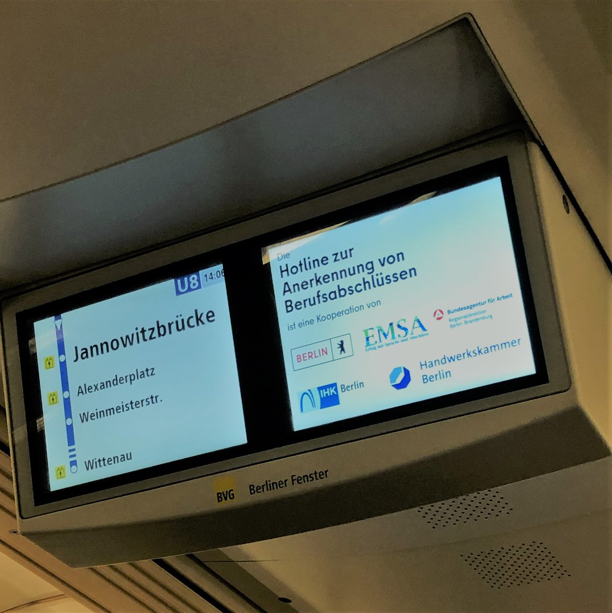 IntMigBerlin's tweet photo. 🚇 Schon die mehrsprachgigen Hinweise auf unsere Hotline zur #Anerkennung von Berufsabschlüssen in der Berliner U-Bahn gesehen? https://t.co/Dz7SwBavaU