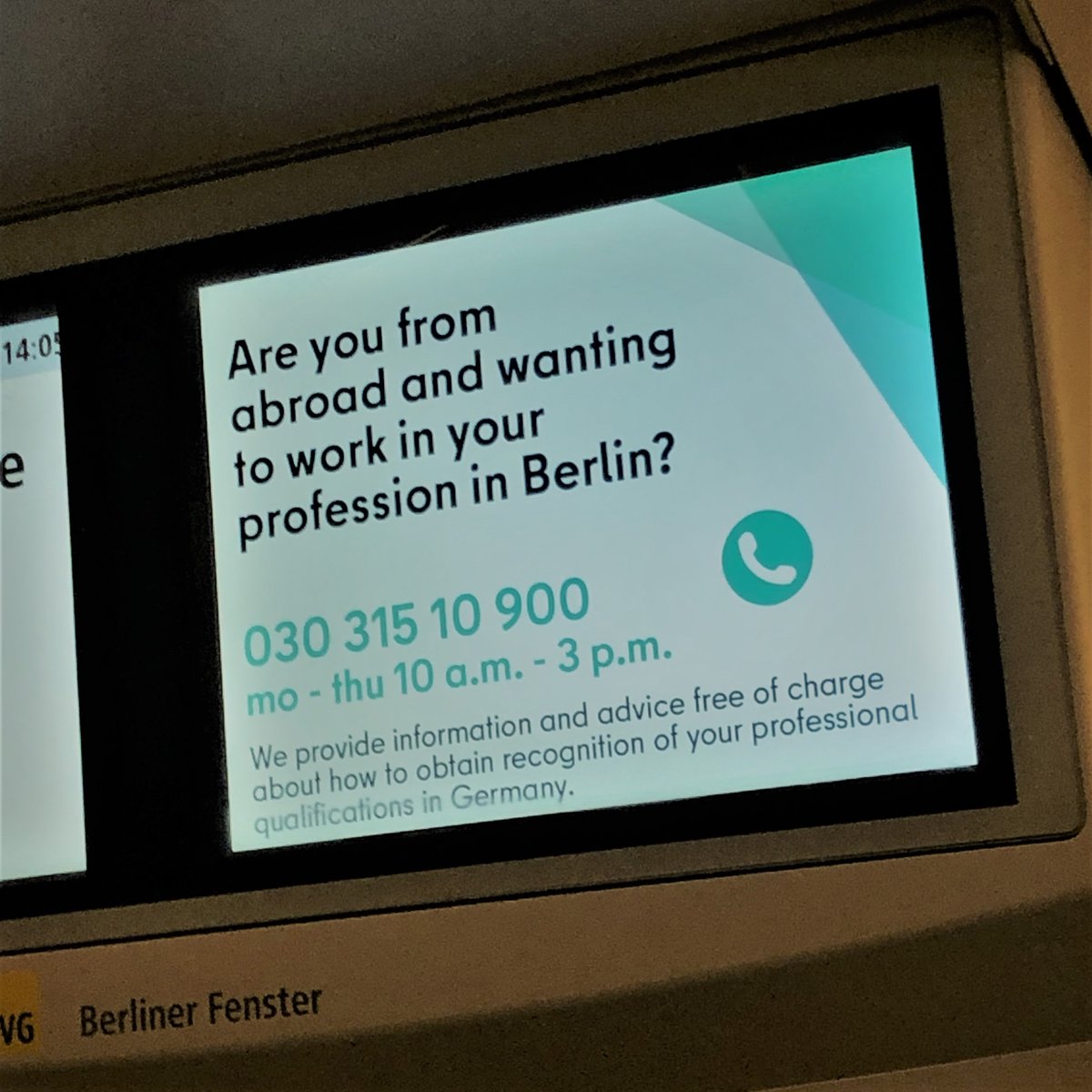 IntMigBerlin's tweet photo. 🚇 Schon die mehrsprachgigen Hinweise auf unsere Hotline zur #Anerkennung von Berufsabschlüssen in der Berliner U-Bahn gesehen? https://t.co/Dz7SwBavaU